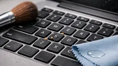 Cách vệ sinh bàn phím laptop tại nhà: sạch nhanh, gõ êm mà không lo hỏng phím